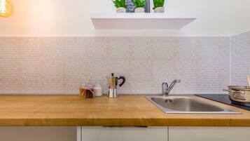 Fridge, cookware/dishes/utensils