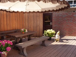 Outdoor dining - Modern eingerichtete Suite mit Terrasse by Interhome (Elskop)
