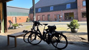 Una bicicletta parcheggiata di fronte a un edificio con facciata in mattoni e ampie finestre.