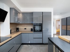 Kühlschrank, Ofen, Geschirrspüler, Kochgeschirr/Geschirr/Besteck