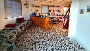 Un salon confortable avec un canapé, une table basse et un coin cuisine comprenant une table à manger et des chaises.