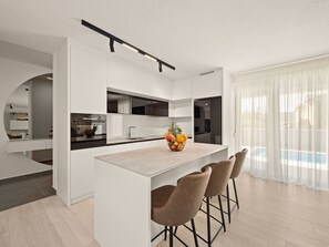 Fridge, oven, dishwasher, cookware/dishes/utensils - Villa Tea mit beheiztem Salzwasserpool by Interhome (Barban)