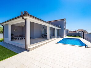A heated pool - Villa Tea mit beheiztem Salzwasserpool by Interhome (Barban)