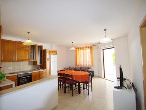 Een koelkast, een microgolfoven, een oven, een vaatwasser