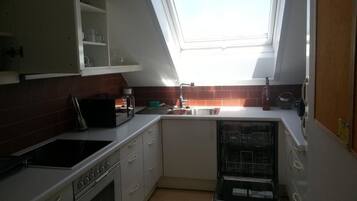Kühlschrank, Mikrowelle, Ofen, Geschirrspüler