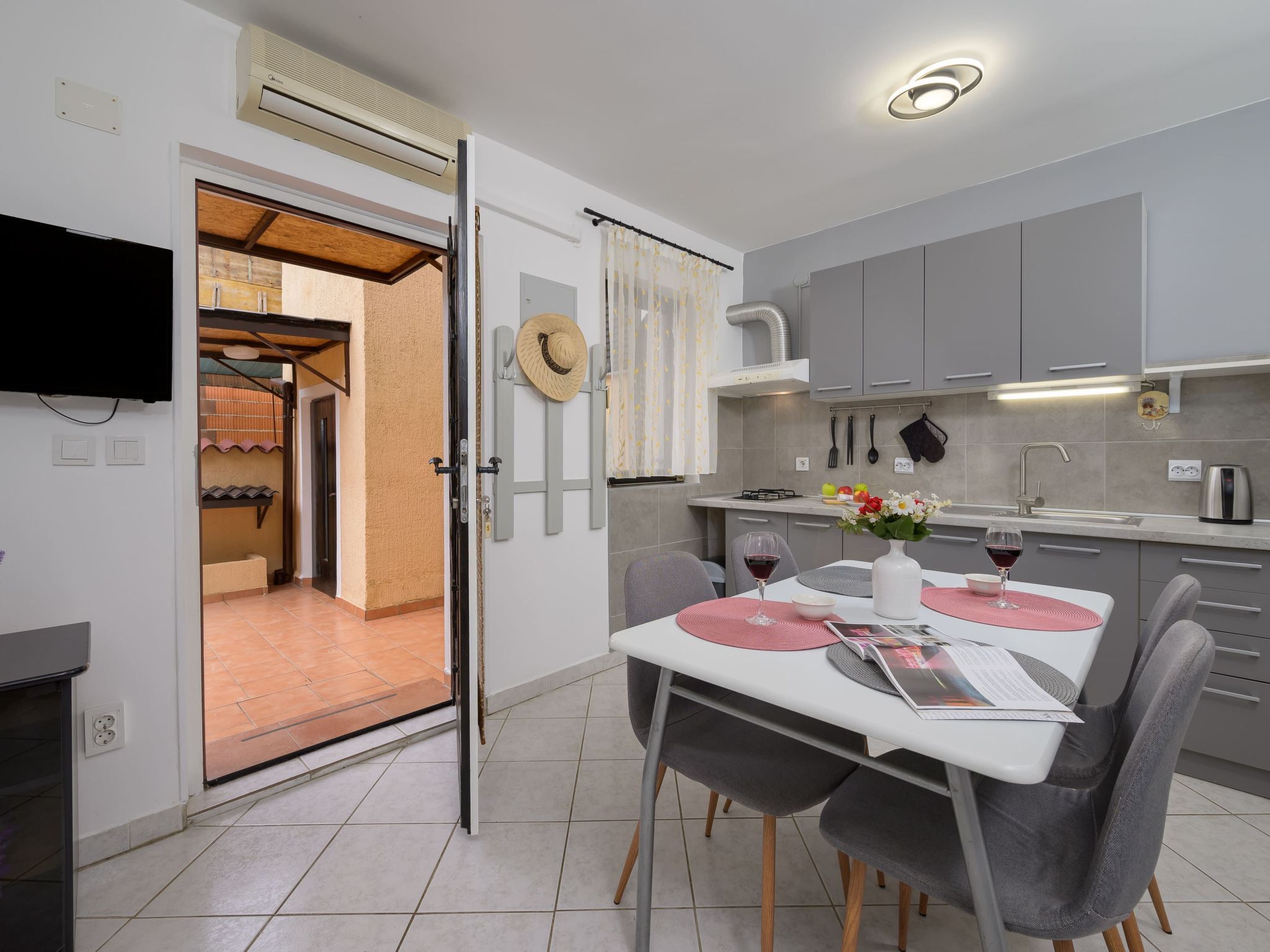 Frigorifero, microonde, pentole/stoviglie/utensili