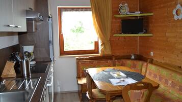 Kühlschrank, Ofen, Geschirrspüler, Kochgeschirr/Geschirr/Besteck