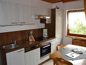 Kühlschrank, Ofen, Geschirrspüler, Kochgeschirr/Geschirr/Besteck