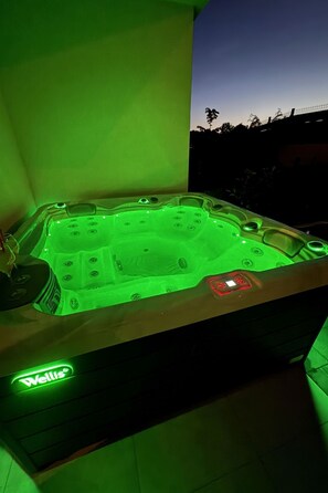 Outdoor spa tub - Luxus-Appartement mit Jacuzzi, Parkplatz und Garten by Interhome (Pula)