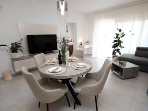 Dining - Luxus-Appartement mit Jacuzzi, Parkplatz und Garten by Interhome (Pula)