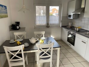 Fridge, microwave, oven, dishwasher - Sonnige Ferienwohnung mit großem Garten by Interhome (Altfunnixsiel)