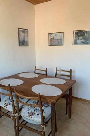 Dining - Helle, gemütliche Wohnung in ruhiger Wohnlage by Interhome (Heikendorf)