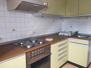 Fridge, oven, cookware/dishes/utensils - Helle, gemütliche Wohnung in ruhiger Wohnlage by Interhome (Heikendorf)