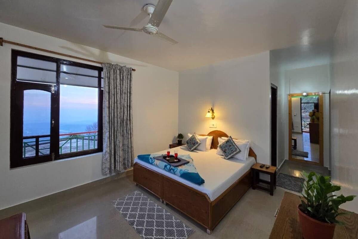 Kamar Double Deluks, balkon, pemandangan gunung | Setrika/meja setrika dan Wi-Fi gratis