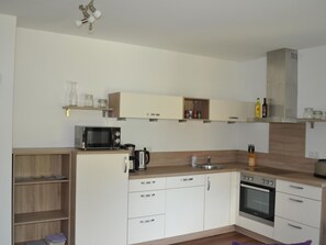 Kühlschrank, Mikrowelle, Ofen, Geschirrspüler
