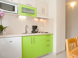 Fridge, microwave, cookware/dishes/utensils - Wohnungen Damir by Interhome (Crikvenica/Jadranovo)