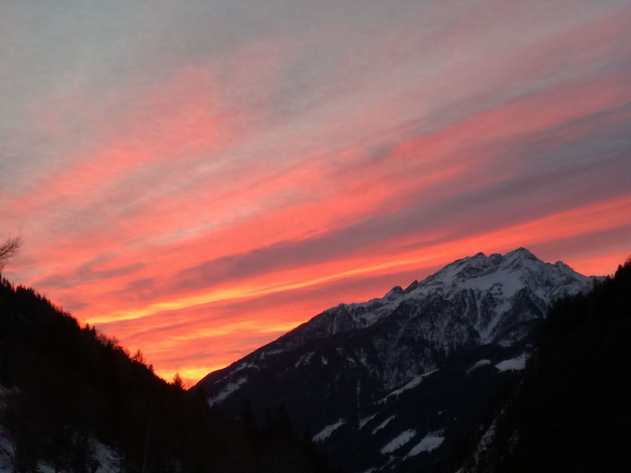 Een bergketen met een zonsondergang.