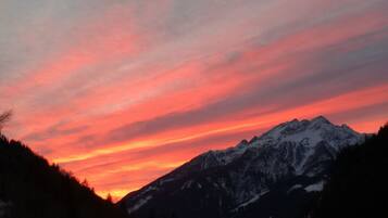 Een bergketen met een zonsondergang.