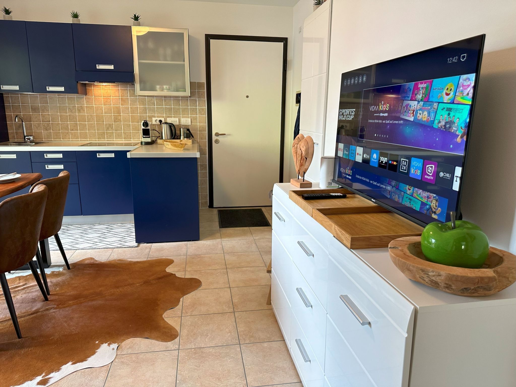 Kylskåp, mikrovågsugn, diskmaskin och grytor/köksredskap