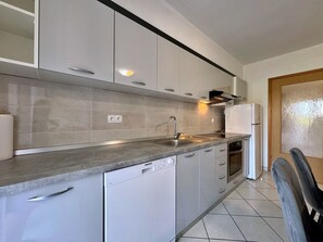 Jääkaappi, mikroaaltouuni, uuni, astianpesukone