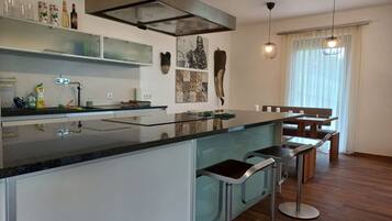 Kühlschrank, Mikrowelle, Ofen, Geschirrspüler