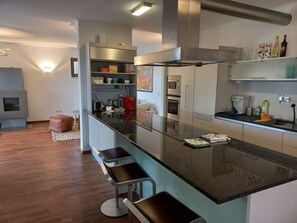 Een koelkast, een microgolfoven, een oven, een vaatwasser