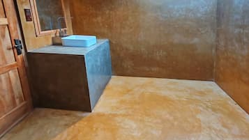 Douche, articles de toilette gratuits, sĂšche-cheveux