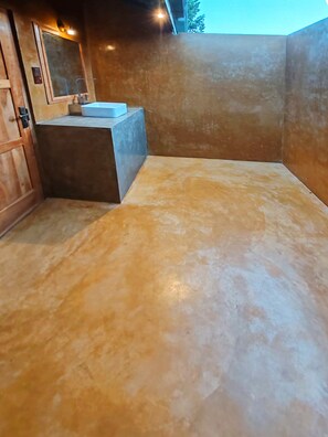 ฝักบัว, ของใช้ในห้องน้ำฟรี, ไดร์เป่าผม, ผ้าเช็ดตัว