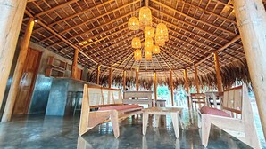 A spacious hall with a high wooden ceiling and a central chandelier. - Yaalu Yaala Safari Camp (Palatupana)