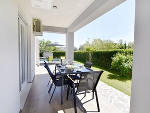 Outdoor dining - Mares 1 by Interhome (Umag/Juricani)
