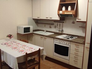 Fridge, oven, cookware/dishes/utensils - schöne Wohnung Miriam mit Meerblick by Interhome (Umag/Juricani)