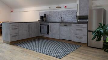 Fridge, oven, dishwasher, cookware/dishes/utensils