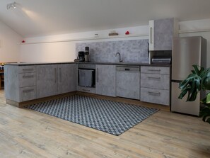 Kühlschrank, Ofen, Geschirrspüler, Kochgeschirr/Geschirr/Besteck