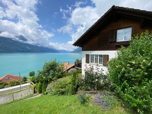 Una casa con vista a un lago y montañas.