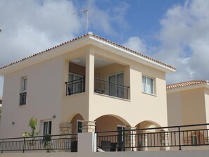 Exterior - Modernes Ferienhaus mit Pool in Tremithousa by Interhome (Mesoyi)
