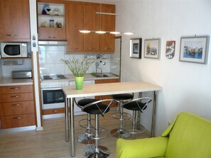 Kylskåp, mikrovågsugn, ugn och diskmaskin
