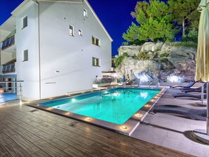 Pool - "Villa Rock" mit Blick auf das Wasser by Interhome (Podstrana)