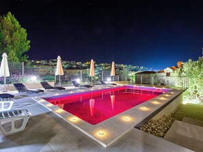 Pool - "Villa Rock" mit Blick auf das Wasser by Interhome (Podstrana)