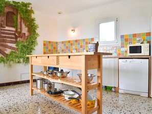 Fridge, microwave, oven, dishwasher - Schönes Ferienhaus mit Pool by Interhome (Talairan)
