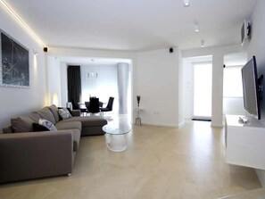 TV - Luxuriöse Wohnung in Split by Interhome (Dragovode)