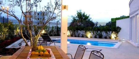 屋外ダイニングエリア