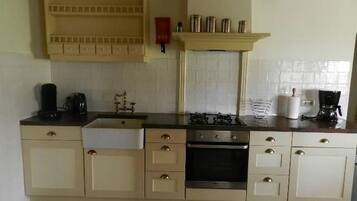 Kjøleskap, mikrobølgeovn, ovn og oppvaskmaskin