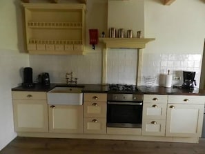 Kjøleskap, mikrobølgeovn, ovn og oppvaskmaskin