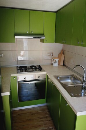 Fridge, oven, cookware/dishes/utensils - Neues Studio-Apartment by Interhome (Debeljak)