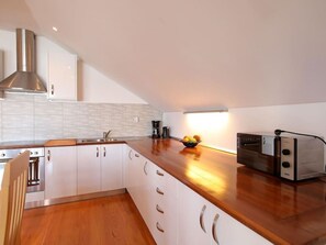 Fridge, microwave, oven, dishwasher - Penthouse mit Balkon für fünf Personen by Interhome (Zadar/Bibinje)