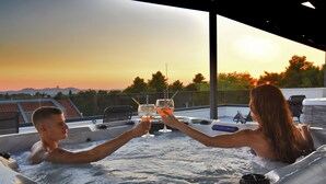 A hot tub with two people toasting. - Wohnung Bruno - Luxuriöses Penthouse by Interhome (Zadar)