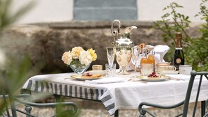 Outdoor dining - Chateau-Studio Bleu by Interhome (Marnand)