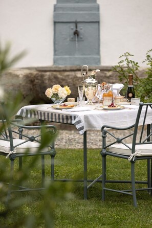 Outdoor dining - Chateau-Studio Bleu by Interhome (Marnand)