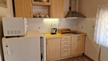 Kylskåp, mikrovågsugn, ugn och grytor/köksredskap