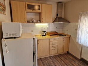 Kylskåp, mikrovågsugn, ugn och grytor/köksredskap